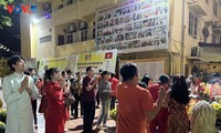Vietnamesen in Laos besuchen die Pagode zu Beginn des Mondneujahres