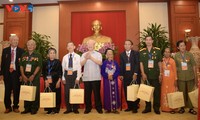 응우옌 푸 쫑 서기장, 75명 국가 유공자 대표 만남