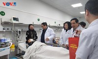 팜 민 찐 총리, 비엣득 병원과 중앙 어린이 병원 방문