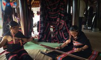 Ta Oi ethnic minority preserve traditional Zeng weaving 