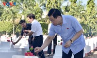 Ketua MN Vuong Dinh Hue Berziarah Ke Pemakaman Martir Kota Quang Ngai