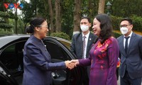 Vicepresidenta vietnamita da la bienvenida a su homóloga laosiana
