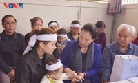 Nguyên Thi Kim Ngân rend visite aux familles de soldats morts lors des intempéries