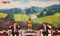 老挝党和国家领导人会见越共中央宣教部高级代表团