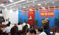 越南政府总理范明政与安江省委举行工作座谈