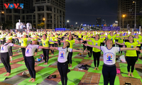 一千五百多人在岘港市参加瑜伽表演