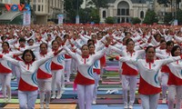 Senioren in Ho-Chi-Minh-Stadt führen Fitness und Yoga auf und stellen vietnamesischen Rekord auf
