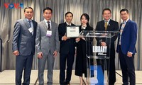 Satu Wakil dari Vietnam yang Menerima Penghargaan Pemberantasan Buta Huruf dan Penyebaran Pengetahuan dari Perpustakaan Kongres AS