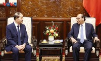 Нгуен Суан Фук высказал пожелание, чтобы южнокорейские предприятия продолжали увеличать вложения во Вьетнам