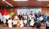 Indonesian Batik introduced to VOV staff