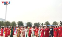 Вьетнамские женщины участвуют в неделе традиционных платьев аозай