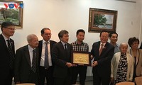 Phó Chủ tịch Quốc hội Phùng Quốc Hiển tiếp xúc, làm việc với cộng đồng người Việt tại Pháp