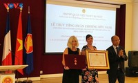 Truy tặng Huân chương Hữu nghị của Việt Nam cho một người bạn Pháp