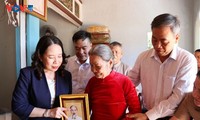 Phó Chủ tịch nước Võ Thị Ánh Xuân thăm, tặng quà Mẹ Việt Nam anh hùng và người có công tại Quảng Trị
