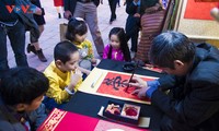 Người Hà Nội đưa trẻ đi xin chữ đầu năm ở Hồ Văn