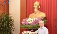 Vietnam siempre presta atención a las personas con méritos revolucionario, afirma líder político