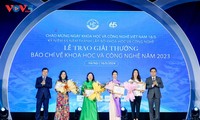 Premian ganadores de concurso periodístico sobre ciencia y tecnología de Vietnam