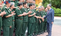 Máximo dirigente de Vietnam se reúne con veteranos de la División 308