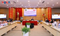Table ronde entre la présidente de l’Assemblée nationale mozambicaine et les entreprises vietnamiennes