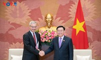 Спикер парламента Выонг Динь Хюэ принял посла Франции во Вьетнаме