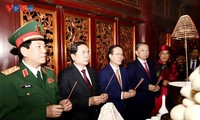 Президент Во Ван Тхыонг воскурил благовония в память о королях Хунгах