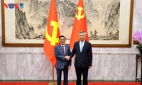 Активизация сотрудничества между Компартиями Вьетнама и Китая
