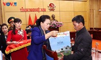 Chủ tịch Quốc hội Nguyễn Thị Kim Ngân thăm, động viên gia đình các liệt sỹ hy sinh trong đợt mưa lũ tại miền Trung
