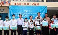 Học sinh Campuchia gốc Việt bước vào năm học mới