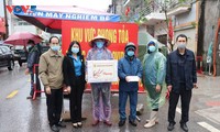 Quảng Ninh tặng quà Tết cho lực lượng chống dịch, người lao động