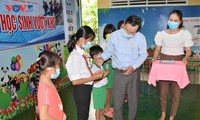 Hiệp hội Doanh nghiệp tỉnh Cà Mau cùng VOV trao học bổng cho học sinh nghèo