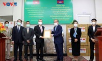 Bàn giao trang thiết bị y tế Việt Nam tặng chính phủ và nhân dân Campuchia