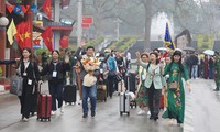Hàng trăm du khách Trung Quốc qua các cửa khẩu thăm Việt Nam