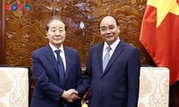 ประธานประเทศ เหงวียนซวนฟุกมีความประสงค์ว่า สถานประกอบการสาธารณรัฐเกาหลีจะขยายการลงทุนในเวียดนาม