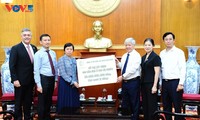 Ủy ban Trung ương Mặt trận Tổ quốc Việt Nam tiếp nhận ủng hộ 400 căn nhà đại đoàn kết hỗ trợ hộ nghèo 