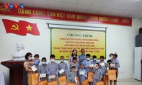 Phó Chủ tịch nước Võ Thị Ánh Xuân tặng quà cho trẻ em phẫu thuật nụ cười tại bệnh viện Việt Nam-Cuba	