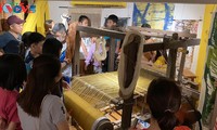เด็กๆศึกษาค้นคว้าผ้าไหมพื้นเมืองของเวียดนาม