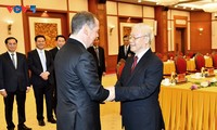 Vietnamese leaders meet United Russia party Chairman Medvedev