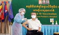 กัมพูชาจัดการฉีดวัคซีนป้องกันโควิด -19 ให้กับนักการทูตเวียดนาม