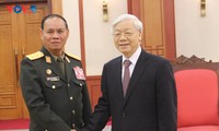 越南和老挝军队为培育并推动越老特殊团结关系不断发展做出贡献