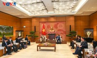Parlamentspräsident Vuong Dinh Hue empfängt Präsidentin des Obersten laotischen Gerichtshofes
