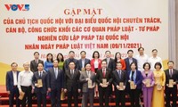 Vuong Dinh Huê rencontre des députés permanents et des juristes