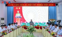 Pham Minh Chinh travaille avec les responsables de la province de Soc Trang