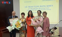 Thứ trưởng Bộ Ngoại giao Lê Thị Thu Hằng trao bằng khen cho kiều bào có đóng góp xuất sắc tại Đà Nẵng