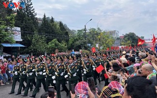 Terharu dan Bangga Akan Upacara Parade Militer dan Pawai Massa Peringatan  HUT ke-70 Kemenangan Dien Bien Phu