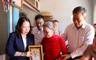 Phó Chủ tịch nước Võ Thị Ánh Xuân thăm, tặng quà Mẹ Việt Nam anh hùng và người có công tại Quảng Trị