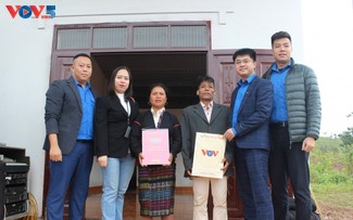 Đài Tiếng nói Việt Nam phối hợp với các cơ quan trao tặng 5 nhà Đại đoàn kết tại tỉnh Quảng Trị