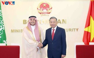 Bộ trưởng Bộ Công an Tô Lâm tiếp Đại sứ Vương quốc Saudi Arabia tại Việt Nam