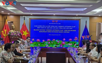 Une délégation du club d’auditeurs indonésiens de Borneo visite la Voix du Vietnam