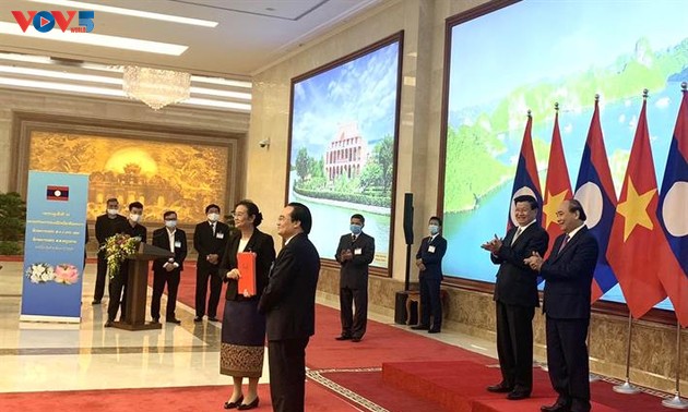Vietnam dan Laos Menandatangani 3 Naskah Kerja Sama tentang Pendidikan dan Pelatihan 