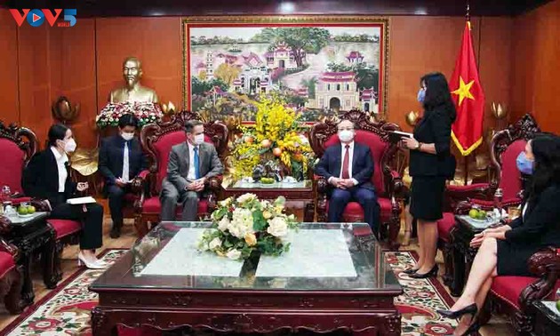 Director general de la Voz de Vietnam recibe al embajador de Chile